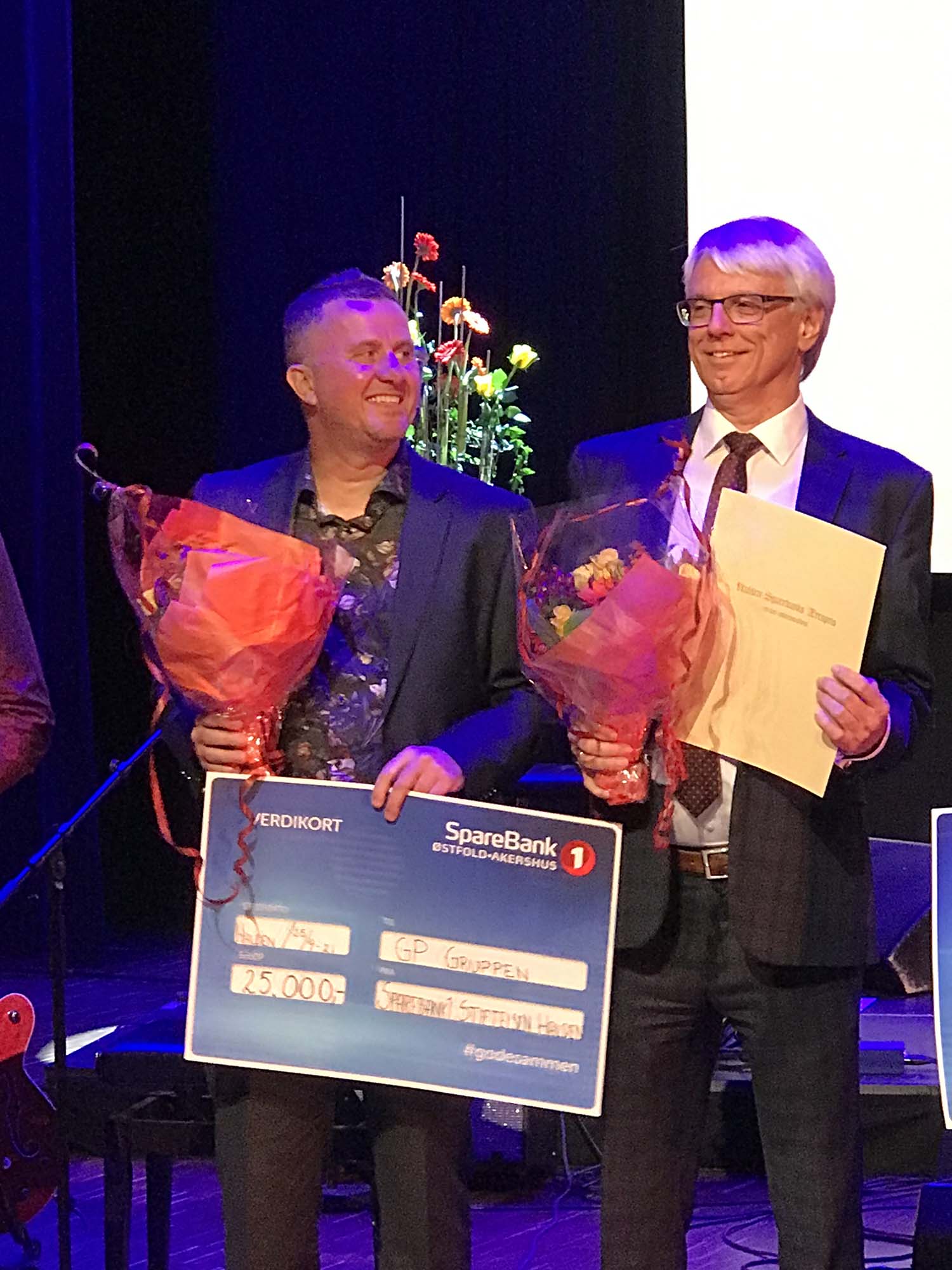 Øystein Falch og Atle Rustad har mottatt Sparebank1Stiftelsen Halden sin næringslivspris for 2020 på vegne av GP Gruppen. Foto